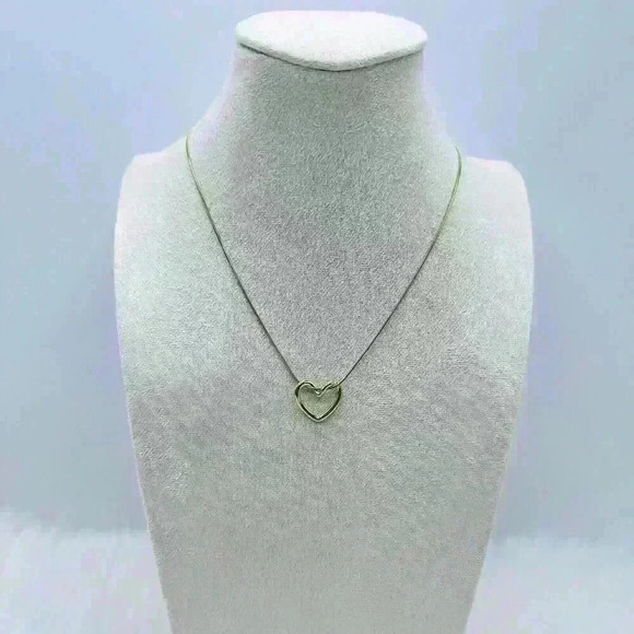 The Classic Heart Pendant in Gold - Picture 2 of 5